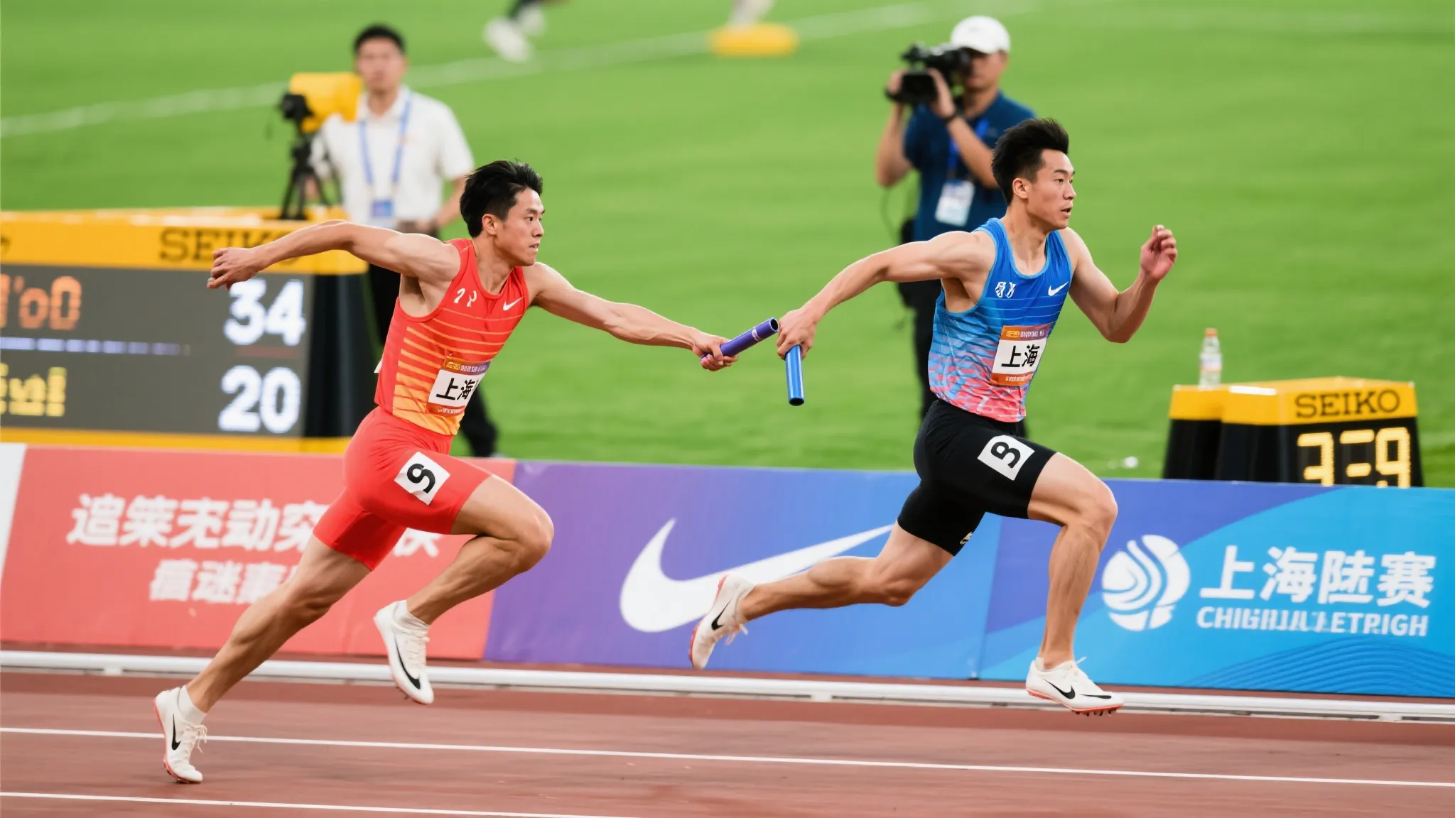 浙江队领跑男女4x100米混合泳接力预赛，江苏、上海紧随其后